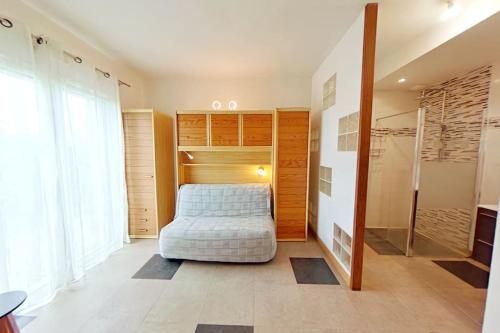 a large bedroom with a bed and a shower at Maison de vacances, chaleureuse, avec sauna in Santec