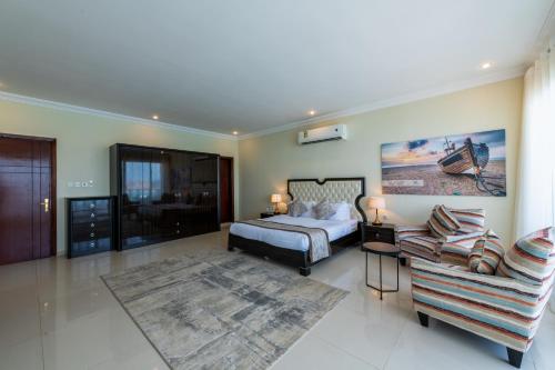 a bedroom with a bed and a couch at منتجع الوفاء درة العروس للعائلات فقط in Durat  Alarous