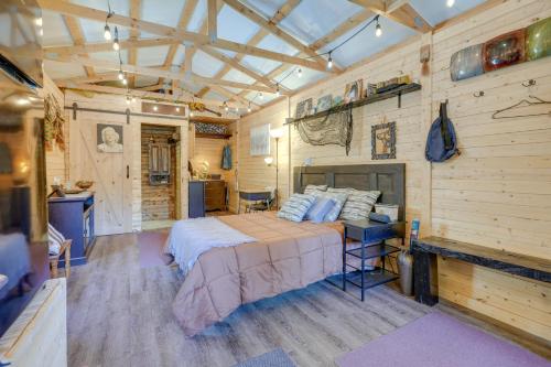 una camera con un letto in una stanza con pareti in legno di Eagles Nest Studio in Rising Fawn Creek Access a Rising Fawn