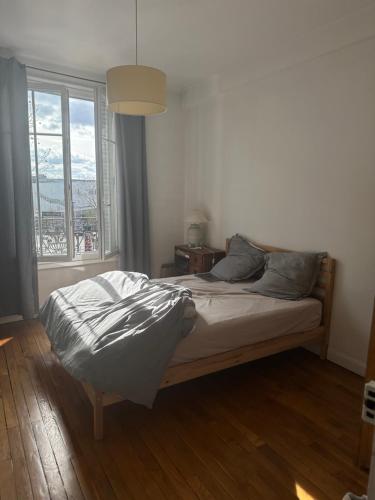 1 dormitorio con cama y ventana grande en Sarah house, en París