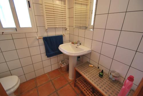 Baño pequeño con lavabo y aseo en Villa Clara, en Denia