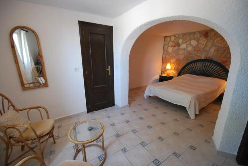 德尼亞的住宿－Villa Clara，卧室配有一张床和一张桌子及椅子