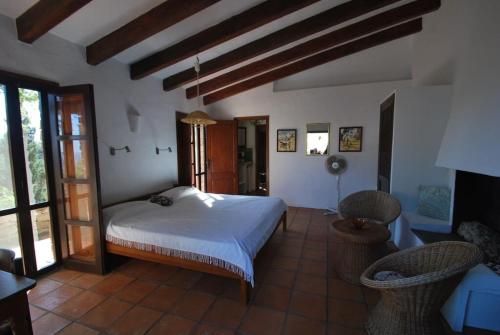 - une chambre avec un lit dans une pièce dotée de fenêtres dans l'établissement Villa Condesa, à Pedramala