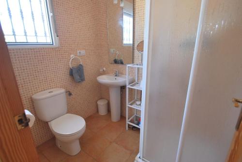 een kleine badkamer met een toilet en een wastafel bij Villa Luna in Catral