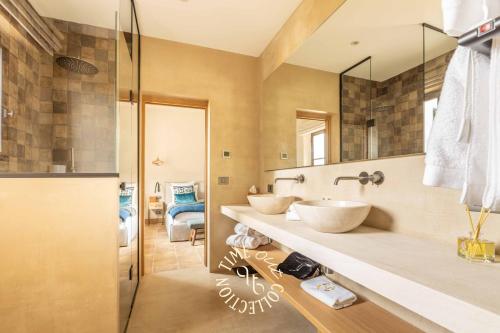 y baño con 2 lavabos y ducha. en Domaine du Manouiyé by Time Off Collection, en Gassin