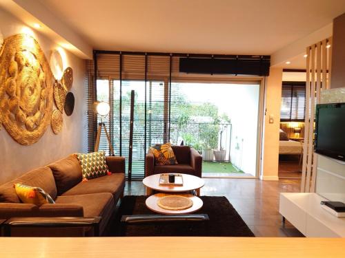 een woonkamer met een bank en een tafel bij SUNRISE & SUNSET PALM BEACH CROISETTE in Cannes