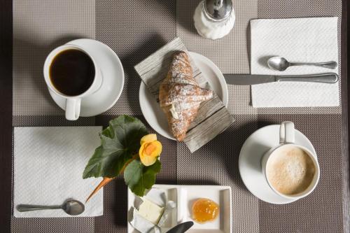 Options de petit-déjeuner proposées aux clients de l'établissement Hotel Cervia