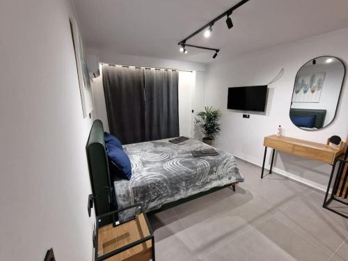 En eller flere senger på et rom på Patras Blue Sea and Sky Deluxe Apartment