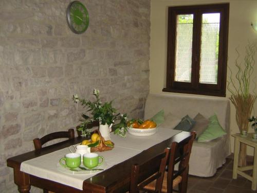 une table avec un chiffon de table blanc et des fruits dessus dans l'établissement Ferienwohnung Sonnenblumen, à Cagli