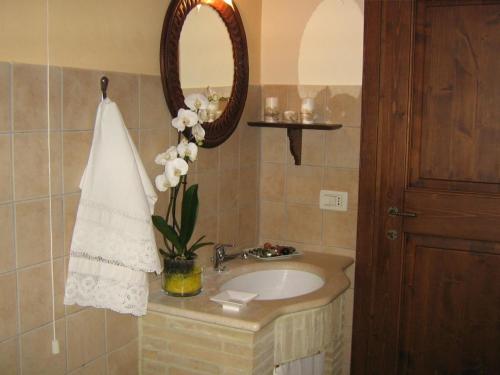La salle de bains est pourvue d'un lavabo et d'un miroir. dans l'établissement Ferienwohnung Sonnenblumen, à Cagli
