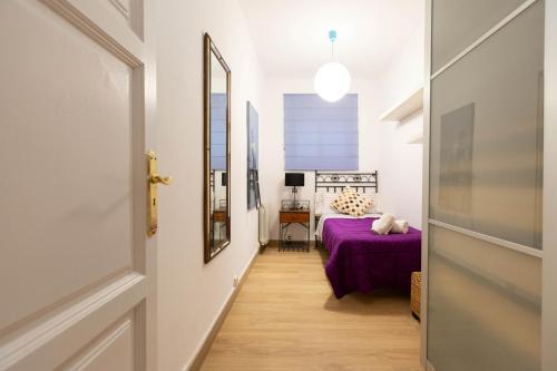 バルセロナにあるVincent's Houseの廊下からベッドルーム(紫色のベッド付)へアクセスできます。
