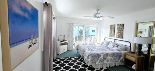a bedroom with a bed and a ceiling fan at Paradise awaits you at Key Colony Beach in Key Colony Beach