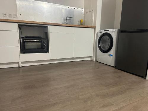 a kitchen with a refrigerator and a washing machine at appartement proche de Paris wifi Netflix in Limeil-Brévannes