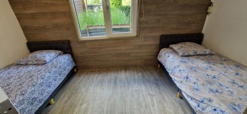 Een bed of bedden in een kamer bij Chalet met hottub
