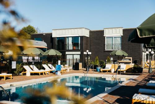 a swimming pool with chairs and a building at The Hotel Chalet at The Choo Choo in Chattanooga