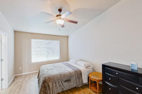 een slaapkamer met een bed en een plafondventilator bij Nehalem Nook in Albany