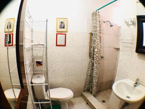 a bathroom with a shower and a toilet and a sink at AptoPuntoCentro Santa Marta in Santa Marta