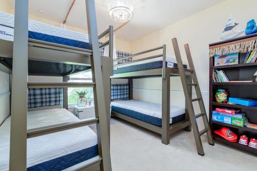 a bunk bed room with two bunk beds at Perfect Blend of Elegance and Comfort I Captivating Home For Idyllic Retreat in Marco Island