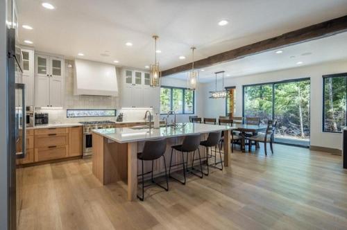 クレエルムにあるSuncadia 4 Bed Modern Chic Forest Homeのバースツール付きの大きな島のあるキッチンが備わります。