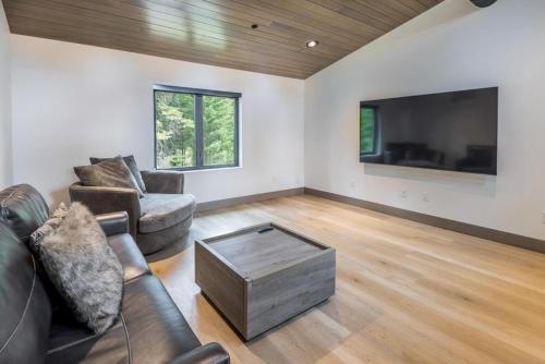 Suncadia 4 Bed Modern Chic Forest Homeにあるテレビまたはエンターテインメントセンター