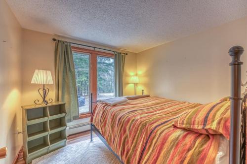 1 dormitorio con cama y ventana en The Monk's Cottage-White Mountains, Pet Friendly, en Woodstock