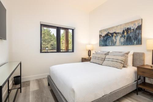 um quarto branco com uma cama e uma janela em Suncadia Trailhead 2 Pet Friendly Condo 113 em Cle Elum