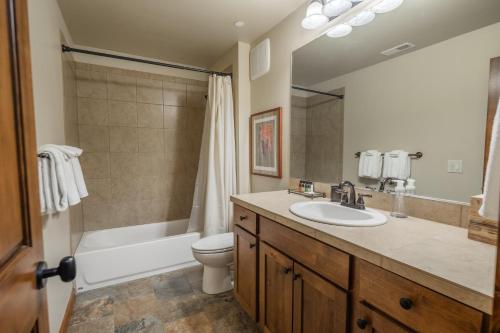 Ein Badezimmer in der Unterkunft Suncadia 4 Bed Fairway View Lodge