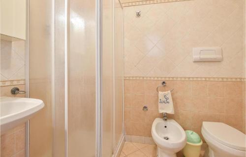 サン・ヴィート・ロ・カーポにあるCasa Antonellaのバスルーム(シャワー、トイレ、シンク付)