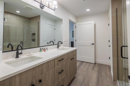 een badkamer met een wastafel en een grote spiegel bij Suncadia Trailhead 2 Pet Friendly Condo 109 in Cle Elum