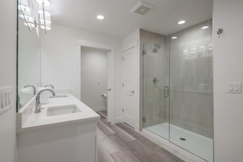 baño blanco con ducha y lavamanos en Suncadia Trailhead 2 Condo 210 en Cle Elum