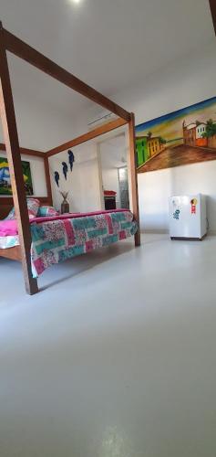 Modell eines Schlafzimmers mit 2 Etagenbetten in der Unterkunft Linda suíte in Porto Seguro