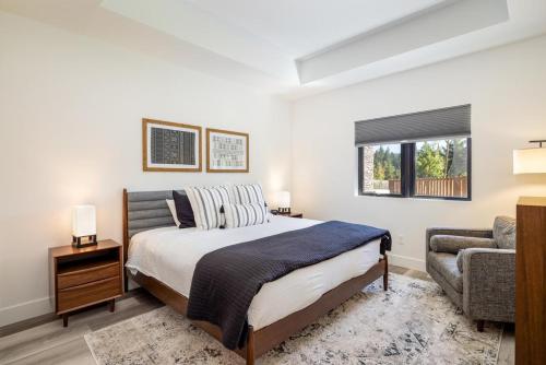 una camera da letto con un letto e un divano di Suncadia Trailhead 2 Condo 108 a Cle Elum