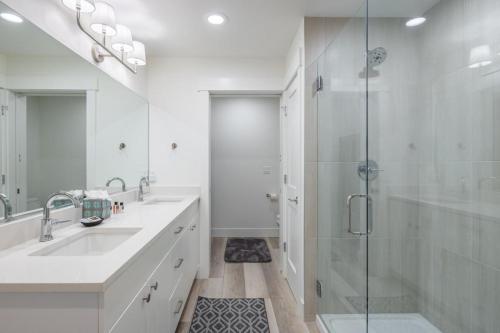 un bagno bianco con 2 lavandini e una doccia di Suncadia Trailhead 2 Condo 108 a Cle Elum