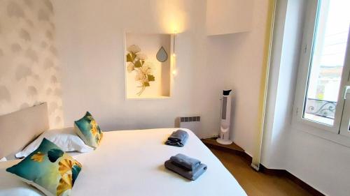 sypialnia z łóżkiem z telefonem w obiekcie KOSY Spa, Les Princes w Cannes