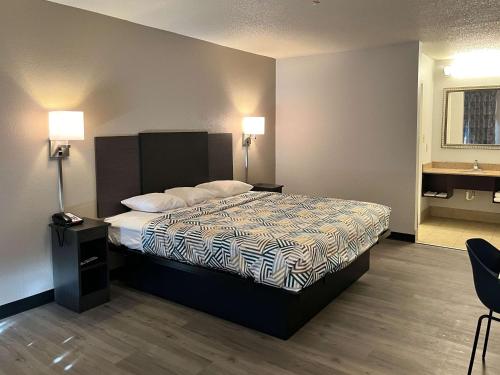 Кровать или кровати в номере Motel 6 Montgomery, AL - Eastern Blvd.