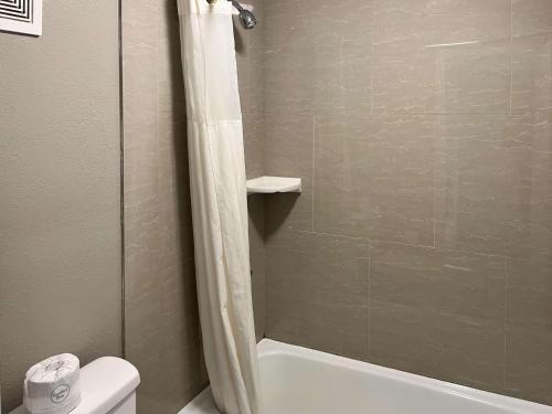 Ванная комната в Motel 6 Montgomery, AL - Eastern Blvd.