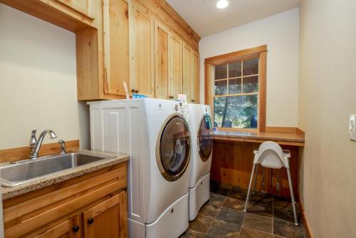 a kitchen with a washing machine and a sink at Suncadia 5 Bdrm Home Boasting 3,000 Square Feet of Fun for Families in Cle Elum