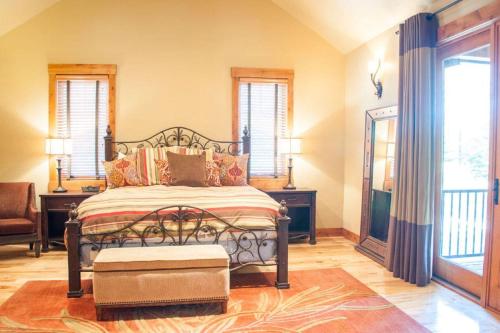 a bedroom with a bed in a room with windows at Suncadia 5 Bdrm Home that Sleeps 16 in Cle Elum
