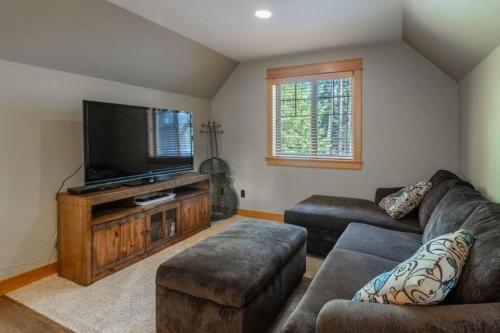 a living room with a couch and a flat screen tv at Suncadia 5 Bdrm Home with Hot Tub in Cle Elum
