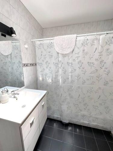Ένα μπάνιο στο Casa con jardin excelente ubicación