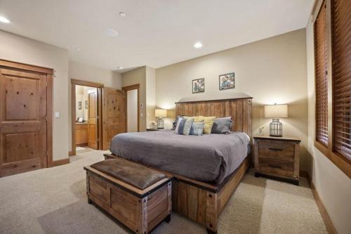 a bedroom with a large bed with a wooden headboard at Suncadia 4 Bdrm Home with Private Hot Tub in Cle Elum