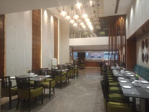 Restaurant o iba pang lugar na makakainan sa Hotel Comfortel Banjara Hills- Free Buffet breakfast- Multi Cuisine Restauran
