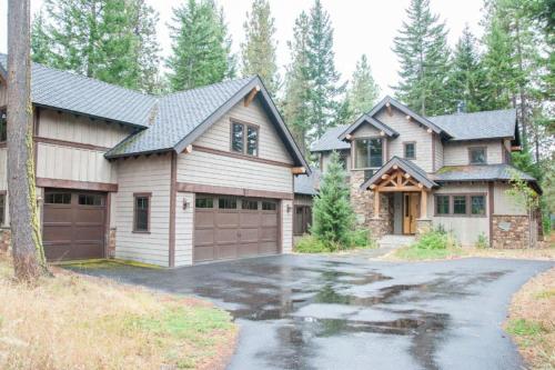 a large house with a garage and a driveway at Suncadia 5 Bdrm Lodge Inspired Home with Golf Course Views in Cle Elum