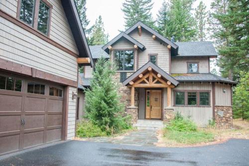 a house with a garage door and a driveway at Suncadia 5 Bdrm Lodge Inspired Home with Golf Course Views in Cle Elum