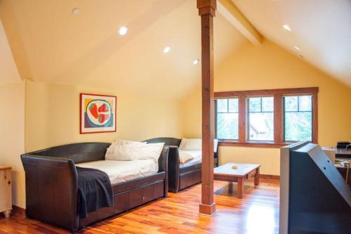 Χώρος καθιστικού στο Suncadia 5 Bdrm Lodge Inspired Home with Golf Course Views