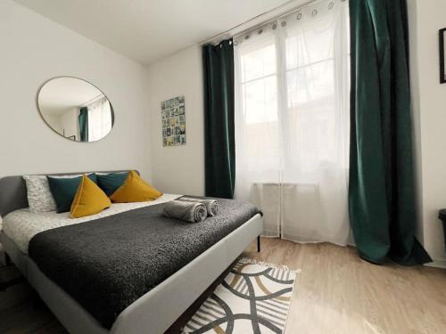une chambre avec un lit avec un miroir et une fenêtre dans l'établissement Alger Lodge, à Nantes