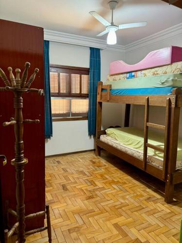 Un pat sau paturi într-o cameră la Casa de Veraneio com Piscina em São Pedro - SP