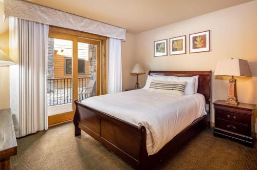 Ένα ή περισσότερα κρεβάτια σε δωμάτιο στο Suncadia Trailhead 1 Pet Friendly Condo 110