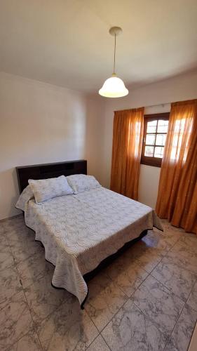 um quarto com uma cama grande e uma janela grande em La casa de la Nona em San Rafael