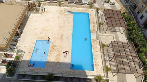una vista aérea de dos grandes piscinas azules en Bello Apto Zona Norte, Cerca al Malecon en Barranquilla